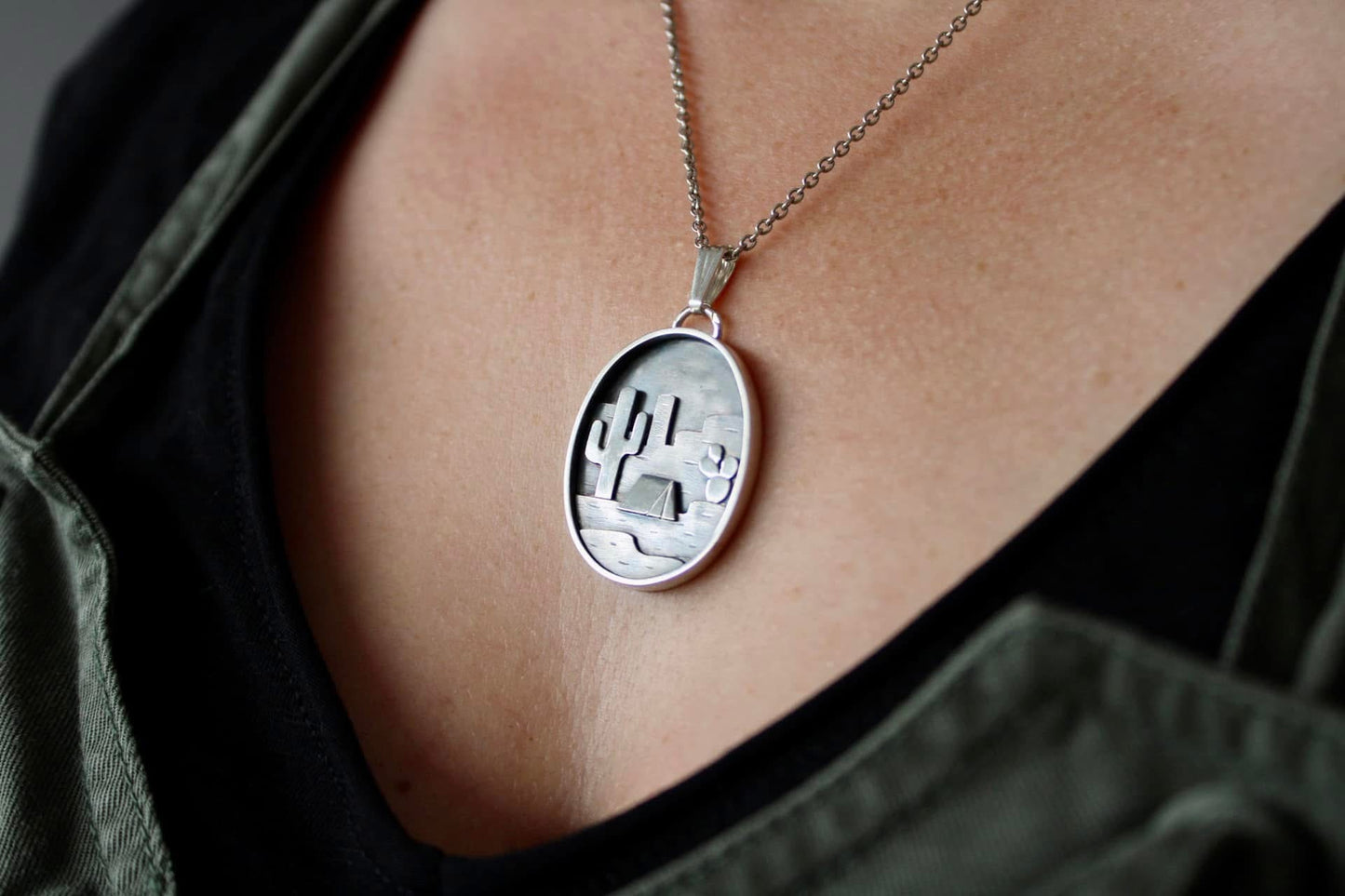 Pendentif "Camping dans le désert"