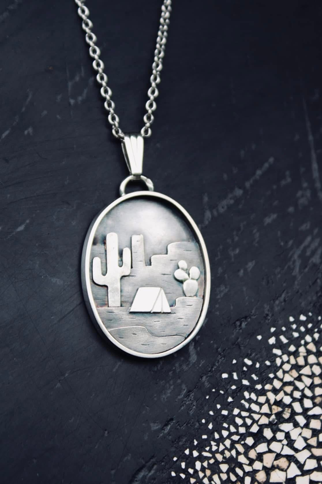 Pendentif "Camping dans le désert"