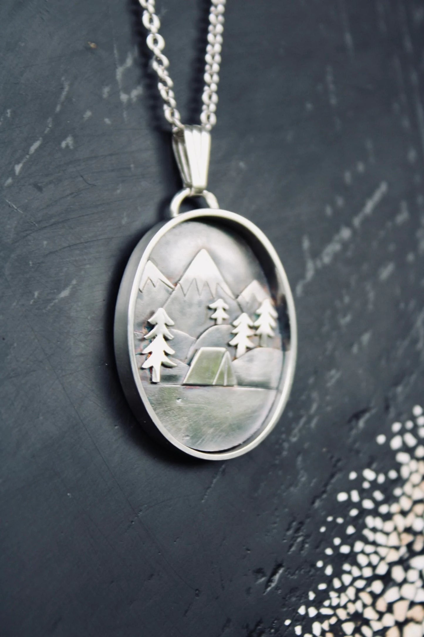 Pendentif "Camping à la montagne"