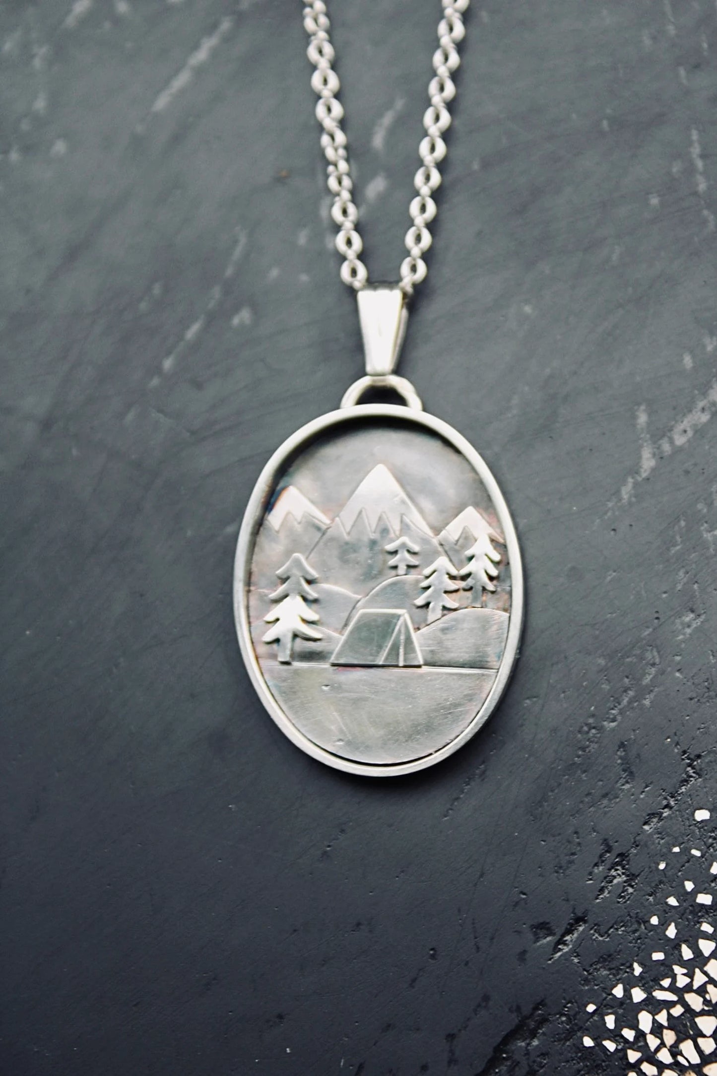 Pendentif "Camping à la montagne"