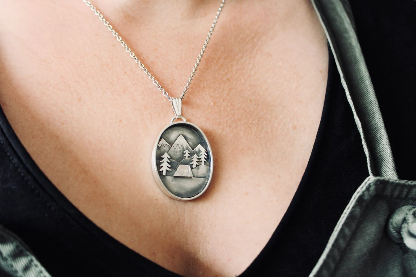 Pendentif "Camping à la montagne"