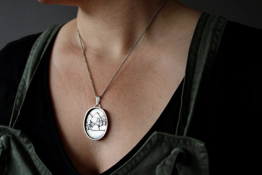 Pendentif "Camping à la montagne"